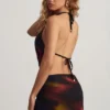Partes de arriba cortas con cuello halter y capucha Keika en rojo con estampado difuminado