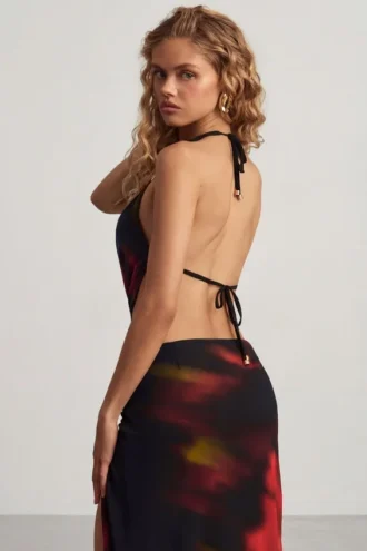 Partes de arriba cortas con cuello halter y capucha Keika en rojo con estampado difuminado
