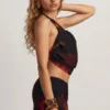 Partes de arriba cortas con cuello halter y capucha Keika en rojo con estampado difuminado