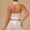Partes de arriba cortas con cuello halter y lazo delantero Harbour en blanco
