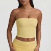 Partes de arriba de encaje sin tirantes con fruncidos Tamia en amarillo pastel