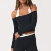 Partes de arriba de jersey suave con hombros descubiertos en negro