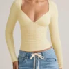 Partes de arriba de manga larga con fruncidos Emry Modal en amarillo crema
