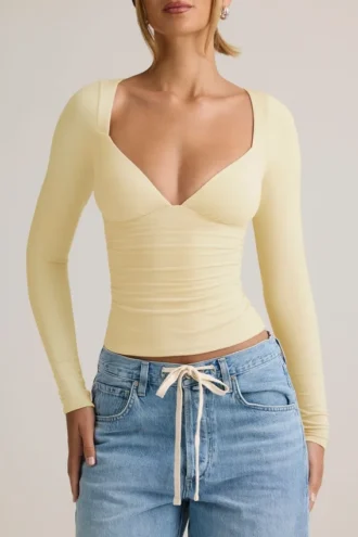 Partes de arriba de manga larga con fruncidos Emry Modal en amarillo crema