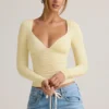 Partes de arriba de manga larga con fruncidos Emry Modal en amarillo crema