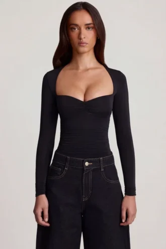 Partes de arriba de manga larga con fruncidos y escote corazón de jersey suave Vayla en negro