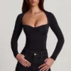 Partes de arriba de manga larga con fruncidos y escote corazón de jersey suave Vayla en negro
