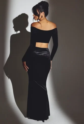 Partes de arriba fruncidas con hombros descubiertos Adele Velvet en negro azabache