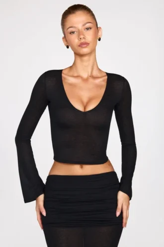 Partes de arriba largas de manga larga con escote pronunciado de jersey transparente Liah en negro