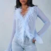 Partes de arriba transparentes con ribete de plumas Elisia en azul suave