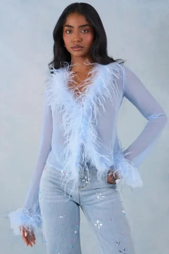 Partes de arriba transparentes con ribete de plumas Elisia en azul suave
