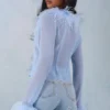 Partes de arriba transparentes con ribete de plumas Elisia en azul suave