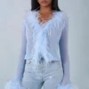 Partes de arriba transparentes con ribete de plumas Elisia en azul suave