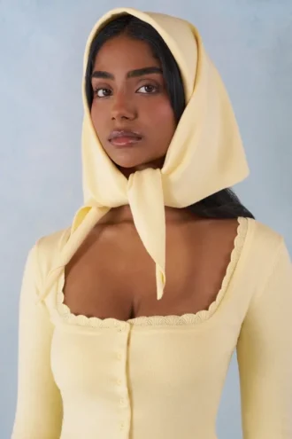 Pañuelo de punto Aviana en amarillo mantequilla
