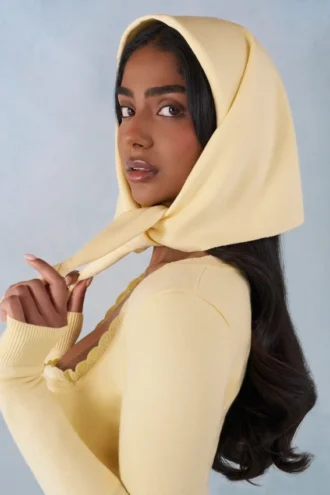 Pañuelo de punto Aviana en amarillo mantequilla