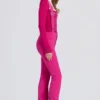 Peto impermeable de talle alto con tirantes en rosa magenta