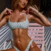 Ropa de baño de bikini con corte bajo y estampado en color menta