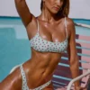 Ropa de baño de bikini con corte bajo y estampado en color menta