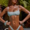Ropa de baño de bikini con corte bajo y estampado en color menta