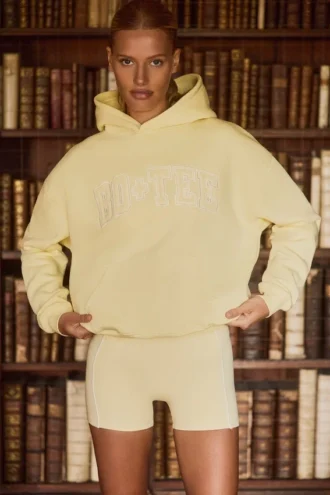Sudadera con capucha oversize bordada en amarillo suave