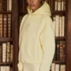 Sudadera con capucha oversize bordada en amarillo suave