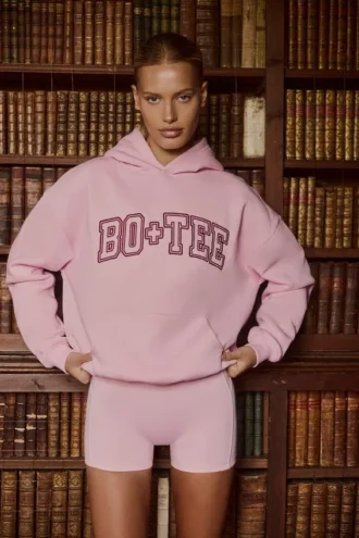 Sudadera con capucha oversize bordada en rosa empolvado