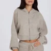 Sudadera corta con capucha y cremallera de punto suave en color beige