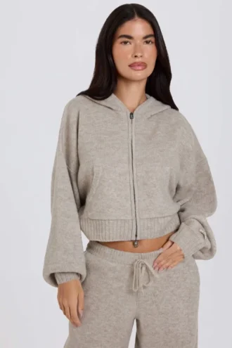 Sudadera corta con capucha y cremallera de punto suave en color beige