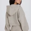 Sudadera corta con capucha y cremallera de punto suave en color beige