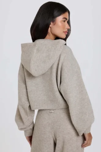 Sudadera corta con capucha y cremallera de punto suave en color beige