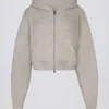 Sudadera corta con capucha y cremallera de punto suave en color beige