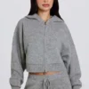 Sudadera corta con capucha y cremallera de punto suave en gris