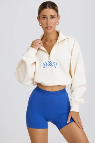 Sudadera corta con cremallera de un cuarto en blanco