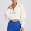 Sudadera corta con cremallera de un cuarto en blanco