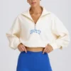 Sudadera corta con cremallera de un cuarto en blanco