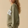 Sudadera oversize de cuello redondo en verde oliva suave