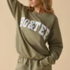 Sudadera oversize de cuello redondo en verde oliva suave