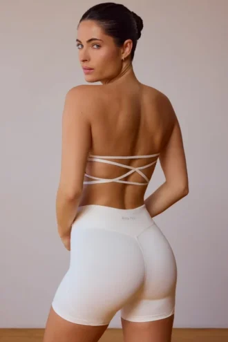Sujetador bandeau con espalda cruzada en blanco suave