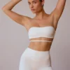 Sujetador bandeau con espalda cruzada en blanco suave