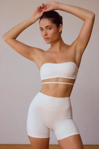 Sujetador bandeau con espalda cruzada en blanco suave