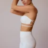 Sujetador bandeau con espalda cruzada en blanco suave