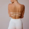 Sujetador bandeau con espalda cruzada en blanco suave