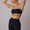 Sujetador bandeau con tirantes cruzados en la espalda en negro