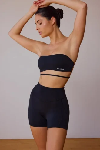 Sujetador bandeau con tirantes cruzados en la espalda en negro
