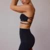 Sujetador bandeau con tirantes cruzados en la espalda en negro