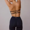 Sujetador bandeau con tirantes cruzados en la espalda en negro