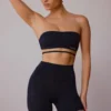 Sujetador bandeau con tirantes cruzados en la espalda en negro