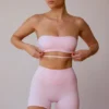 Sujetador bandeau con tirantes cruzados en la espalda en rosa suave