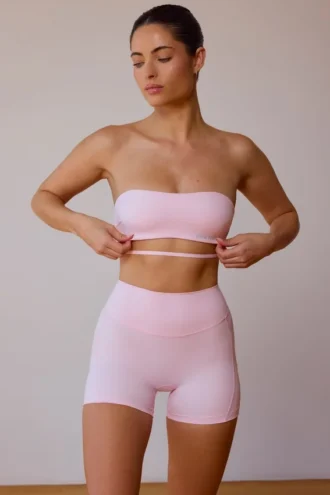 Sujetador bandeau con tirantes cruzados en la espalda en rosa suave