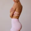 Sujetador bandeau con tirantes cruzados en la espalda en rosa suave